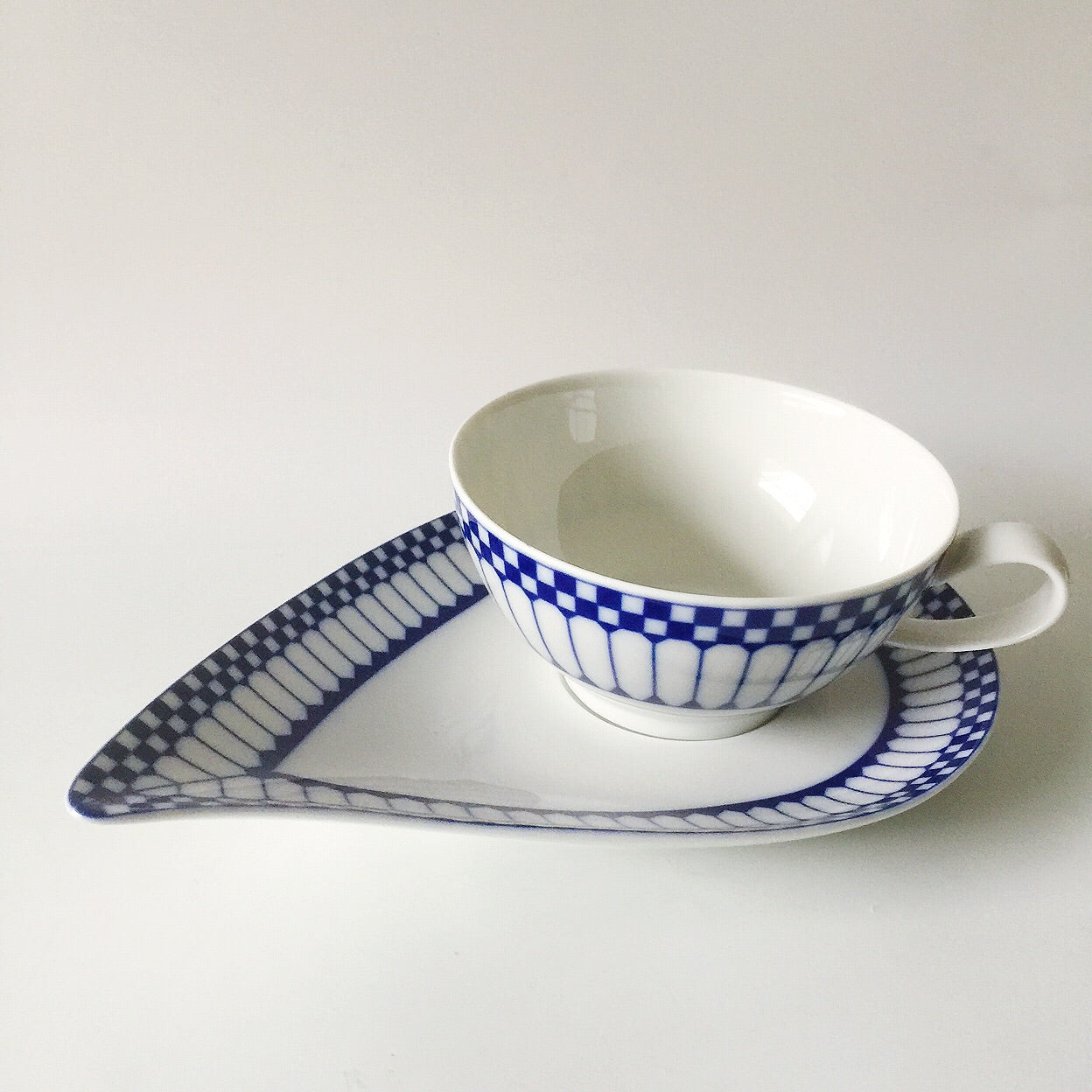 Porcelain - Konigl.pr.Tettau Alt Friesland Jade Blue White Teacup Leaf Shape Saucer